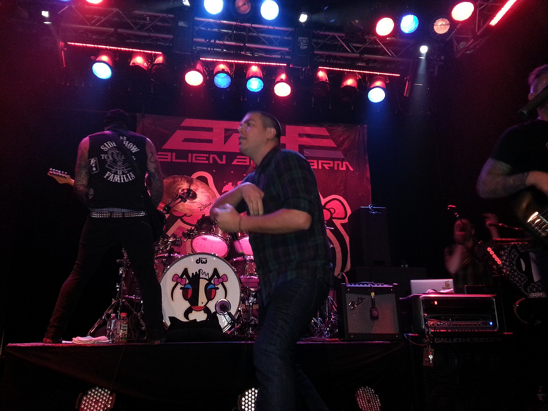 Alien Ant Farm em show, com o vocalista Dryden Mitchell no centro do palco