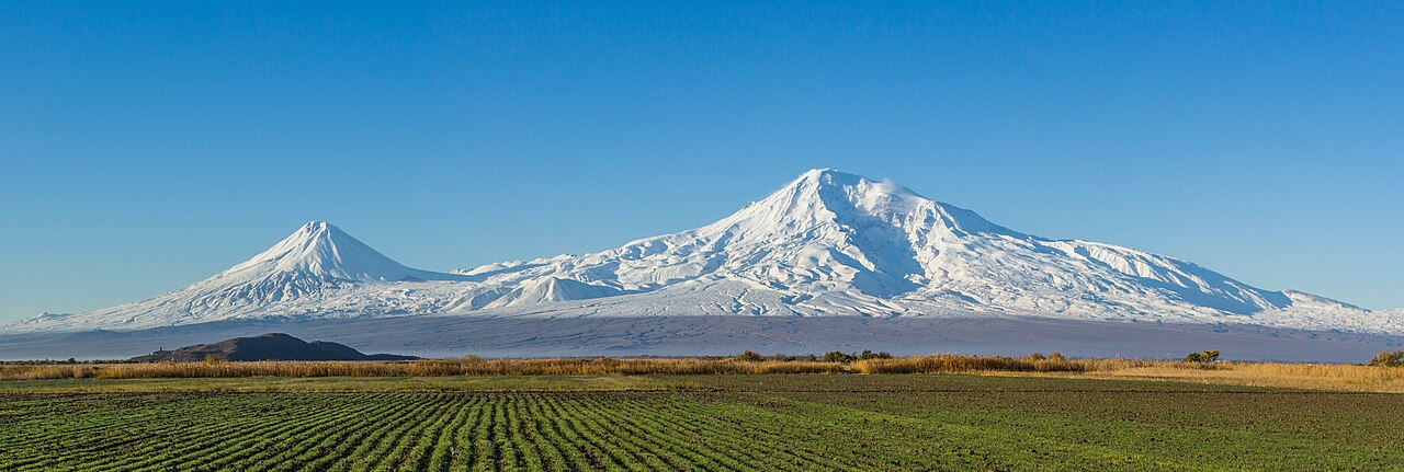 Monte Ararat visto da planície do Ararat, na Armênia