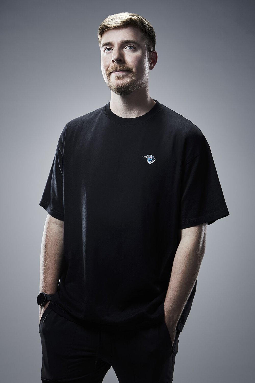 Jimmy Donaldson, o MrBeast, de camiseta preta, em retrato de estúdio